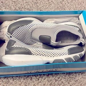 Women’s water shoes! NWBox